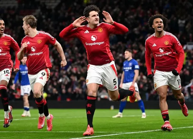 MU thi đấu trong thế thiếu người